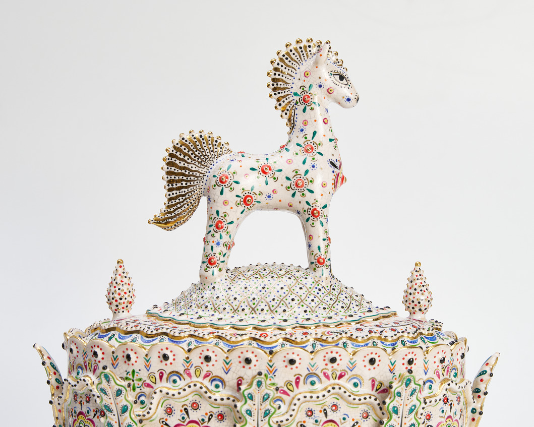 The Casket of the Noisy Horseman. With a Golden Mane and Eight Oleander Leaves 1